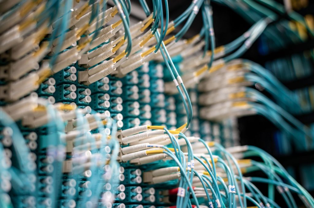 Fibra óptica e internet WiFi